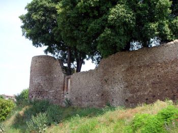Castello di Volta Mantovana, particolare di un tratto della cortina muraria con il torrione scudato d\'impianto circolare