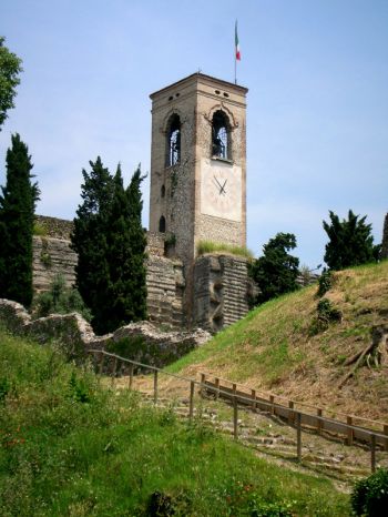 Rocca di Cavriana, particolare della torre campanaria