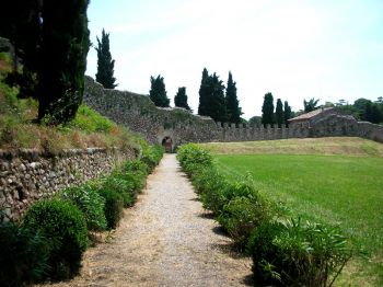 Rocca di Cavriana, particolare del viale d\'ingresso dal parco