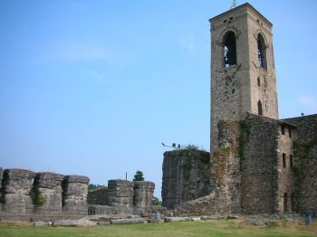 Rocca di Cavriana, particolare della torre campanaria dall\'interno della rocca