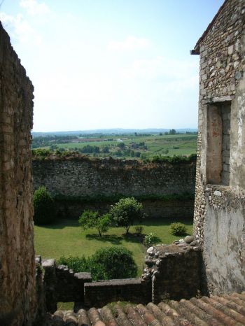 Castello di Pozzolengo, particolare di un tratto di cortina muraria dall\'interno del castello