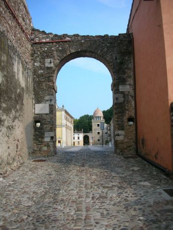 Solferino, entrance to the castle