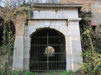 Pietole\'s stronghold, entrance from Pietole