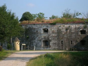 Ardietti stronghold, detail of the tholobate of the rear part