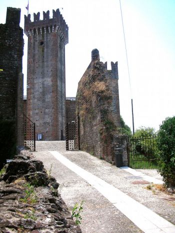 Castle in Valeggio sul Mincio, view of the residential court