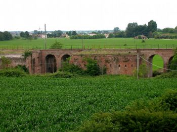 Forte Noyeau (o Matteggiana), veduta d\'insieme dei resti del ridotto oggi adattato a sostegno del ponte della linea ferroviaria Mantova-Suzzara